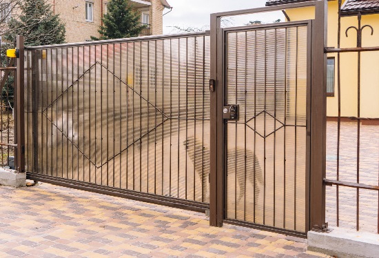 Купить ворота из профлиста с элементами ковки, с металлическими столбами в рамке или под дерево в Белореченске от 158805 руб